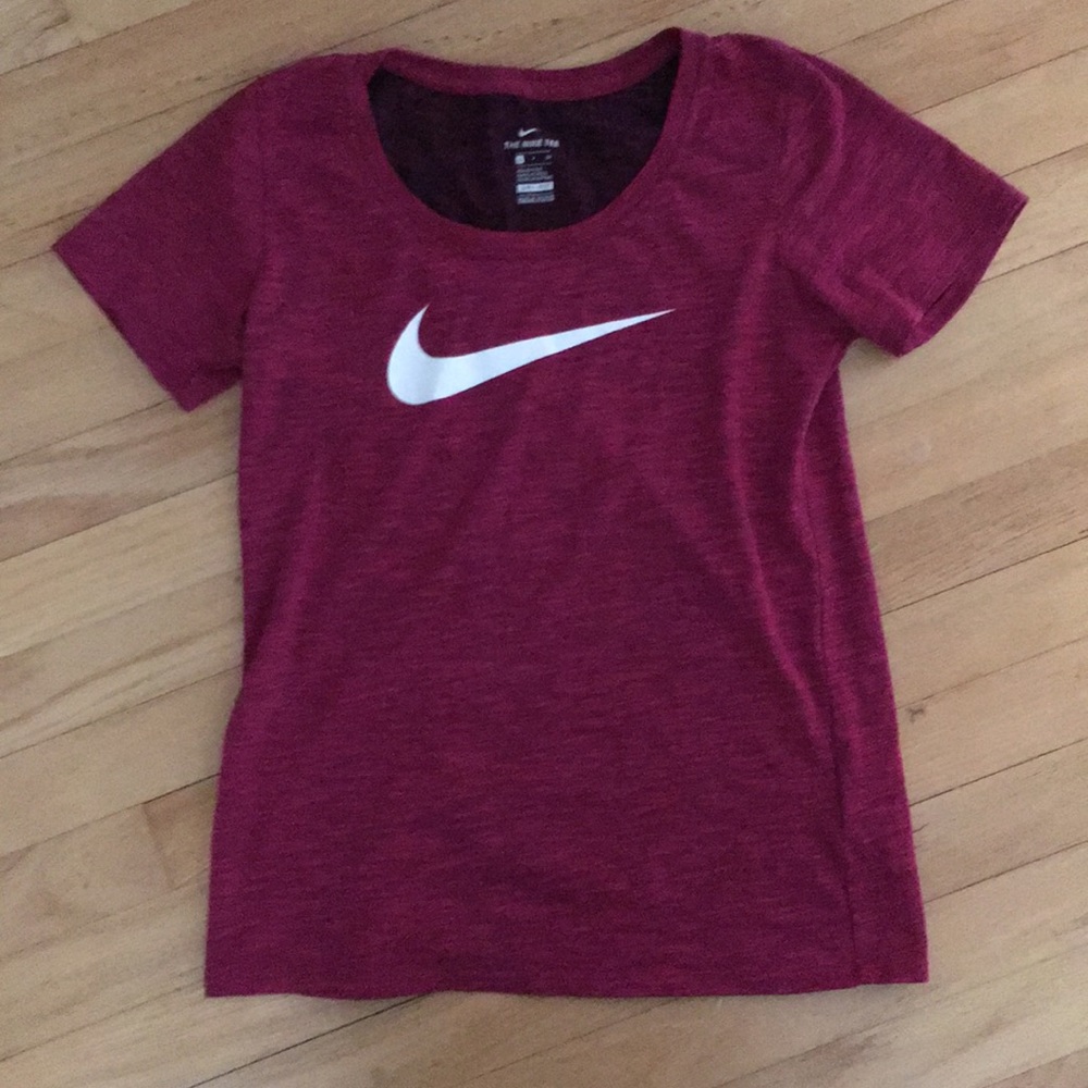 Junior/women med Nike short sleeve shirt